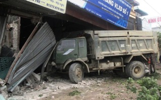 Xe tải tông liên tiếp 5 nhà dân, 1 phụ nữ mang thai bị thương