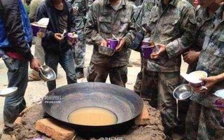 Nấu mì bằng nước bẩn, lính Trung Quốc bị phản ứng