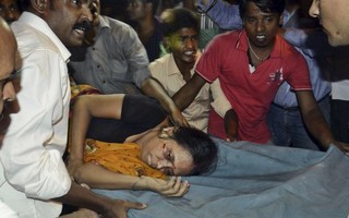 Ấn Độ: Giẫm đạp kinh hoàng trong lễ hội, 32 người chết
