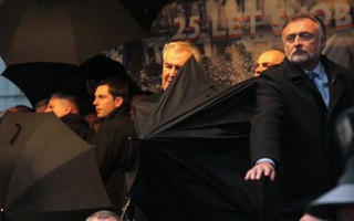 Tổng thống CH Czech bị ném trứng túi bụi