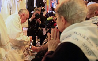 Giáo hoàng  Francis rửa chân cho tín đồ Hồi giáo