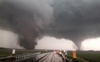 Mỹ: “Lốc xoáy sinh đôi” tàn phá Nebraska, 1 người chết