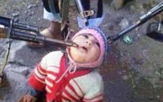 Syria: Bức ảnh chĩa súng vào em bé quỳ gối gây sốc