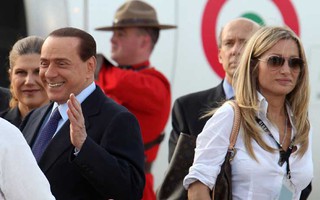 "Mệnh phụ trắng" của ông Berlusconi đối mặt án chung thân