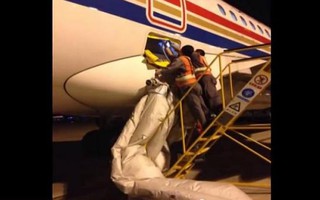 Trung Quốc: Mở cửa thoát hiểm máy bay để … hít khí trời