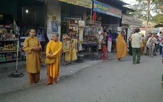 Ăn mày, sư giả xuống đường