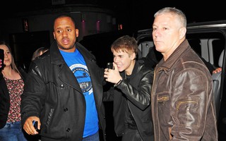 Vệ sĩ Justin Bieber bị bắt vì giật máy ảnh của nhiếp ảnh gia