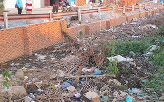 Kênh nghẹt rác gây ô nhiễm