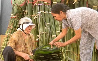 Chợ lá dong mở sớm, đắt hàng