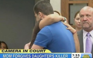 Mẹ nạn nhân ôm hung thủ giết con gái