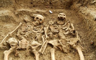 Cặp đôi nắm tay nhau 700 năm dưới mộ