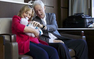 Nhà Clinton hạnh phúc khoe ảnh thành viên mới