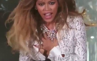 Nhảy quá sung, Beyonce bị "bung nút" trên sân khấu