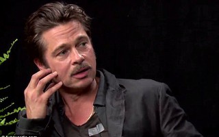 Brad Pitt bị danh hài Zach Galifianakis “làm khó”