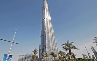 Dọa cắt thang máy ở tòa nhà cao nhất thế giới