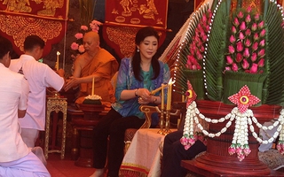 Bà Yingluck đang làm gì?