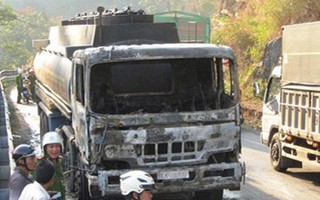 Xe chở 32.000 lít xăng dầu bốc cháy trên đèo Bảo Lộc