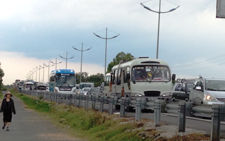 Kẹt xe 5 km trên đường cao tốc TP HCM - Trung Lương