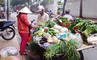 Tiểu thương ngao ngán nhìn trời