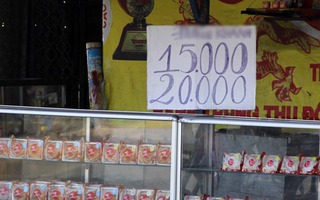 Bánh Trung thu ế cả tháng vẫn vô tư bày bán