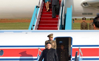 Kim Jong-un “khoe” phi cơ riêng ghi bằng tiếng Hàn