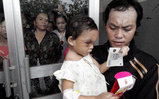 Vụ bé gái 4 tuổi bị hành hung: Cha ruột bé Ngân xuất hiện!
