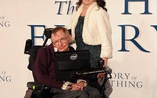 Stephen Hawking và vợ cũ đến buổi ra mắt phim đời mình