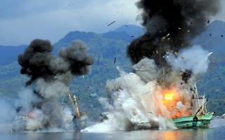Indonesia cho nổ tung tàu cá nước ngoài đánh bắt trái phép