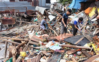 Nha Trang: Sóng đánh sập 16 căn nhà trong đêm