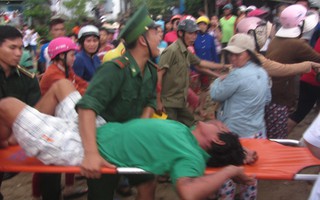 Vụ chìm tàu ở Bình Thuận: 13 ngư dân vào bờ an toàn