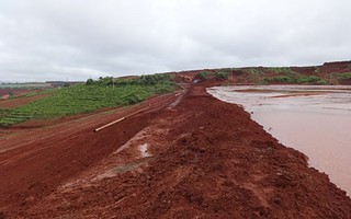 Vỡ đê quai hồ thải quặng bauxite