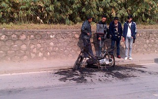 Sinh viên đang dắt đi sửa, xe máy bất ngờ bốc cháy