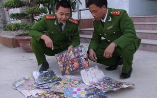 Thu giữ hàng trăm gói pháo Trung Quốc chứa chất độc hại
