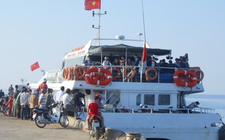 Hơn 250 hành khách “thót tim” vì tàu mắc cạn