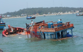 Tàu cá Lý Sơn bị tàu lạ đâm chìm, 2 ngư dân gặp nạn