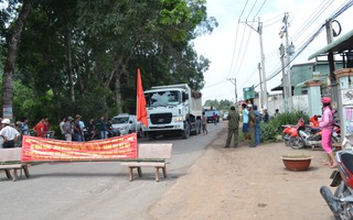 Dân lại lập rào, ngăn xe ben phá đường