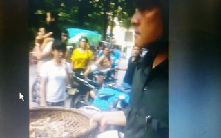 Xôn xao clip thu tôm của người bán hàng rong Sầm Sơn đưa về trụ sở