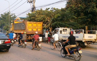 Vừa đi xe máy vừa nói chuyện, người phụ nữ tông xe tải tử vong