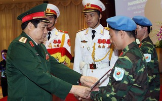 2 sĩ quan Việt Nam nhận mũ nồi xanh gìn giữ hoà bình LHQ