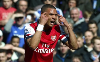 Arsenal kháng án thành công, Gibbs và Chamberlain thoát cảnh treo giò