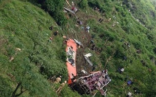 Cận cảnh cẩu, kéo xe khách vụ tai nạn thảm khốc ở Sa Pa khỏi vực sâu