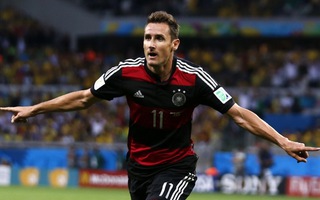 Miroslav Klose "bay" vào lịch sử