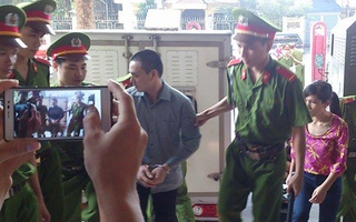 Toà bất ngờ hoãn, Lý Nguyễn Chung bị người dân tát vào mặt