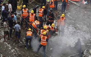 Sập nhà ở Ấn Độ, 13 người chết