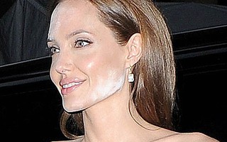 Angelina Jolie mặt loang lổ phấn dự lễ ra mắt phim