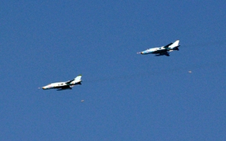 SU-30, SU-27 bổ nhào ném bom trên biển