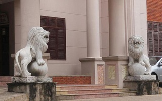 Nhiều công sở ở Nghệ An dùng tượng sư tử đá lạ trang trí