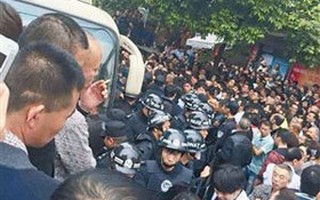 Cán bộ Trung Quốc đánh dân, hàng ngàn người biểu tình