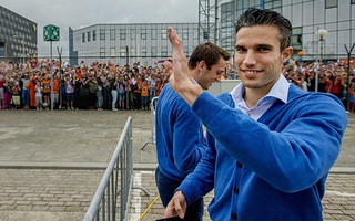 Barcelona tìm cách “giải cứu” Van Persie