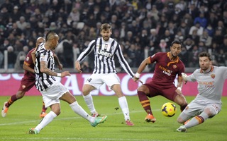 Roma thua tan tác, Juventus củng cố ngôi đầu